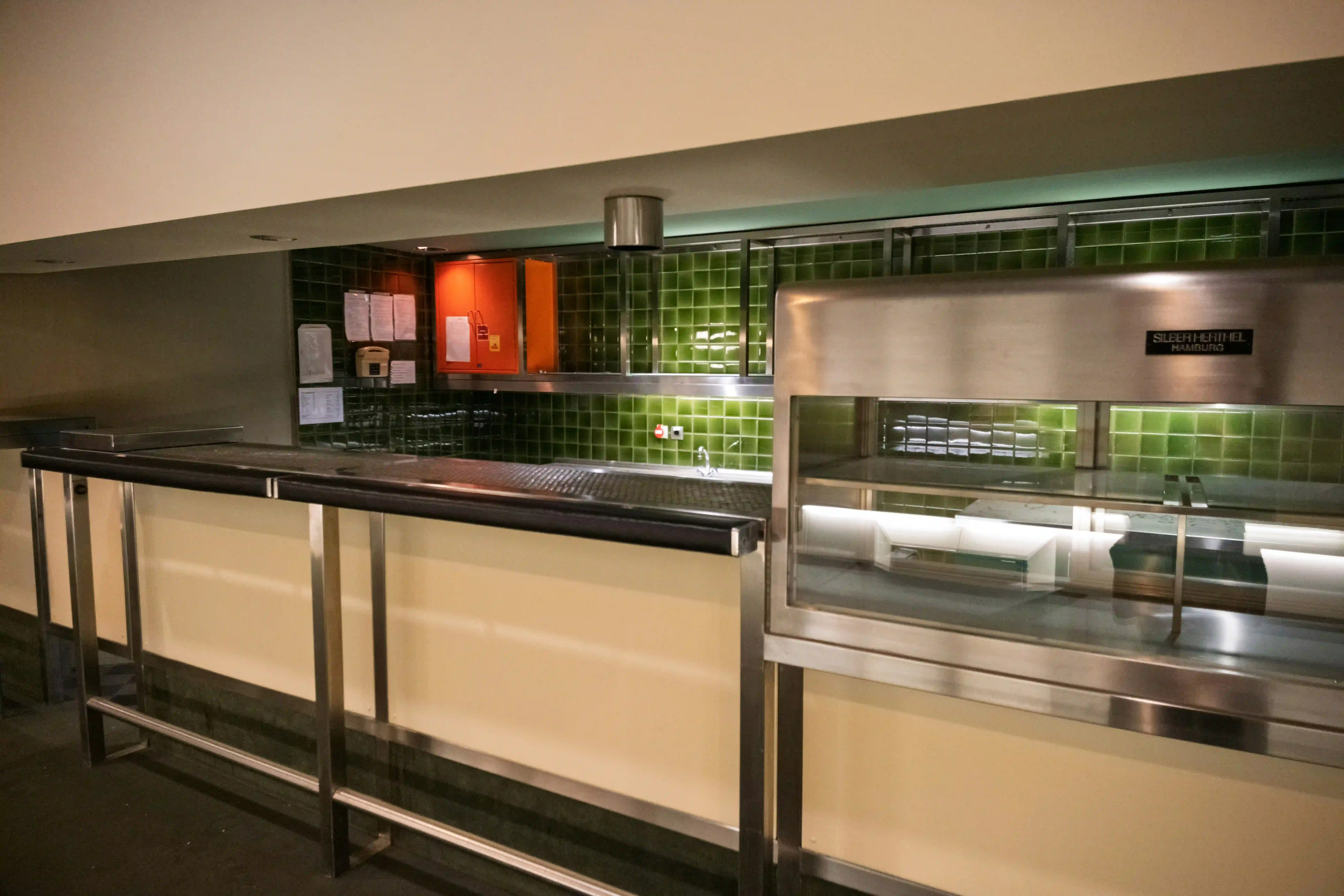Edelstahl-Ausgabetheke mit gekühlter Vitrine in einer Cafeteria
