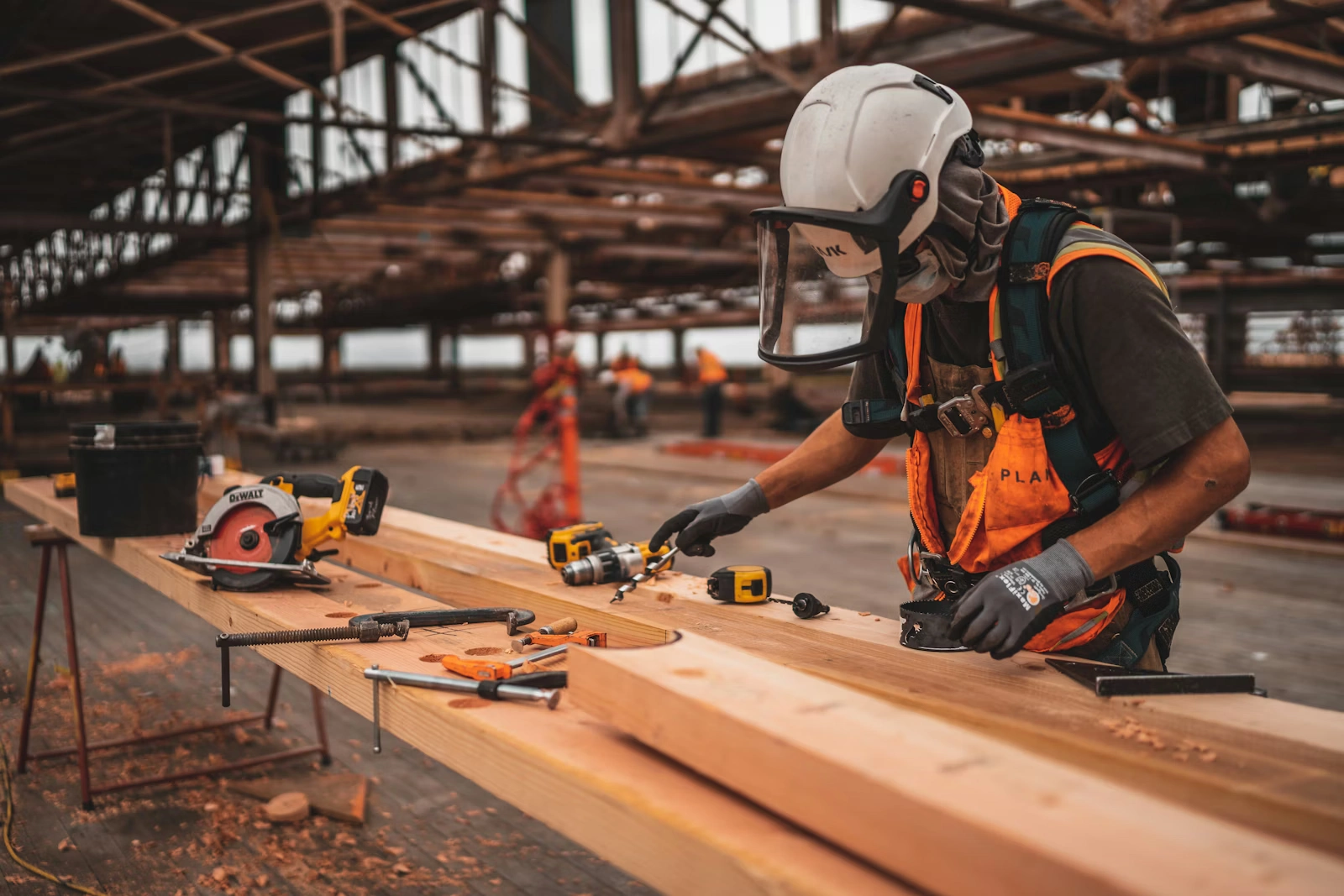 Handwerker bei der Holzbearbeitung mit Werkzeugen